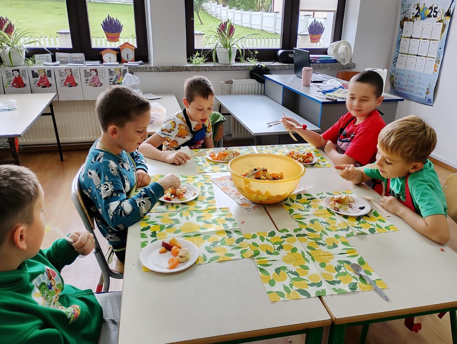 Klasa II odkrywa "bombę witaminową" - sałatka owocowa pełna zdrowia i smaku!