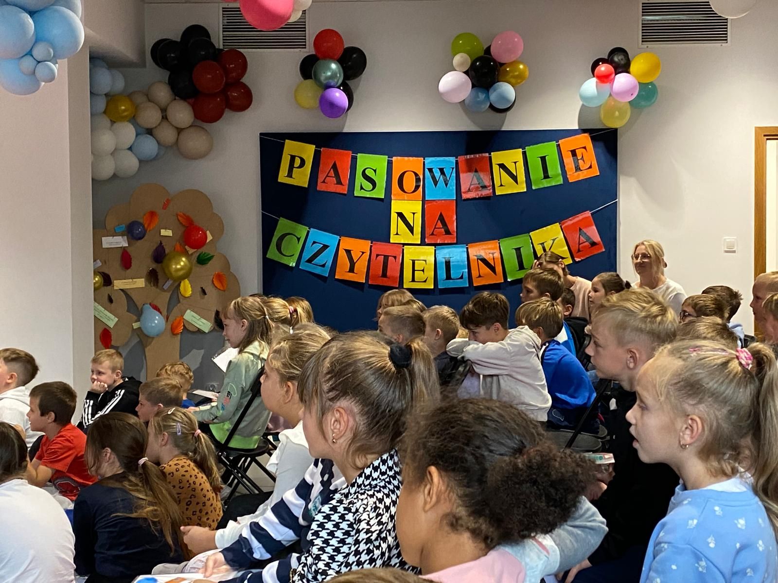Pasowanie na Czytelnika uczniów klasy I i II w Miejskiej Bibliotece w Mszanie Dolnej