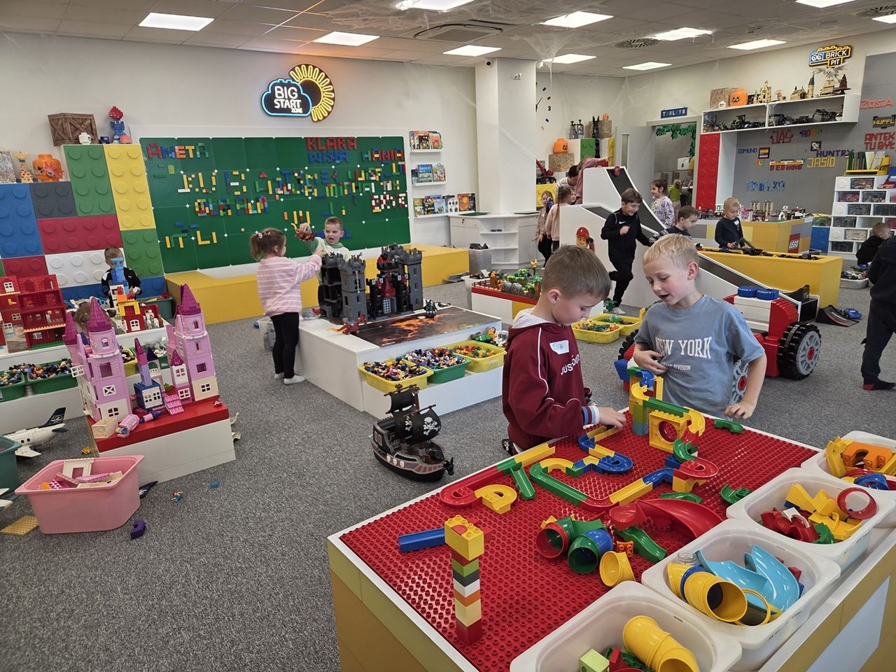 Wycieczka przedszkolaków do edukacyjnej sali zabaw "AleKlocki" w Krakowie